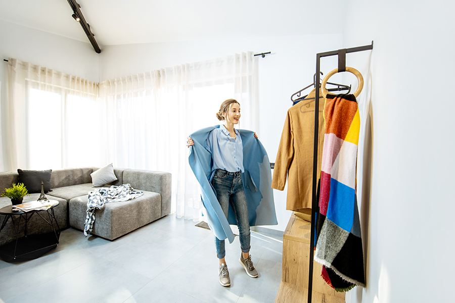 chica abrigándose en frente de su vestidor